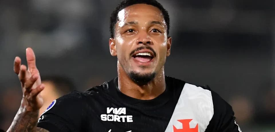 Jugador celebrando con gesto durante el partido