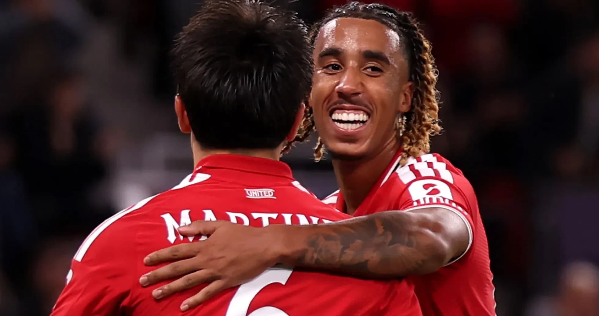 Jugadores celebrando un gol en partido de fútbol