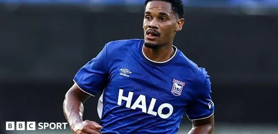Jugador de Ipswich Town corriendo en el campo
