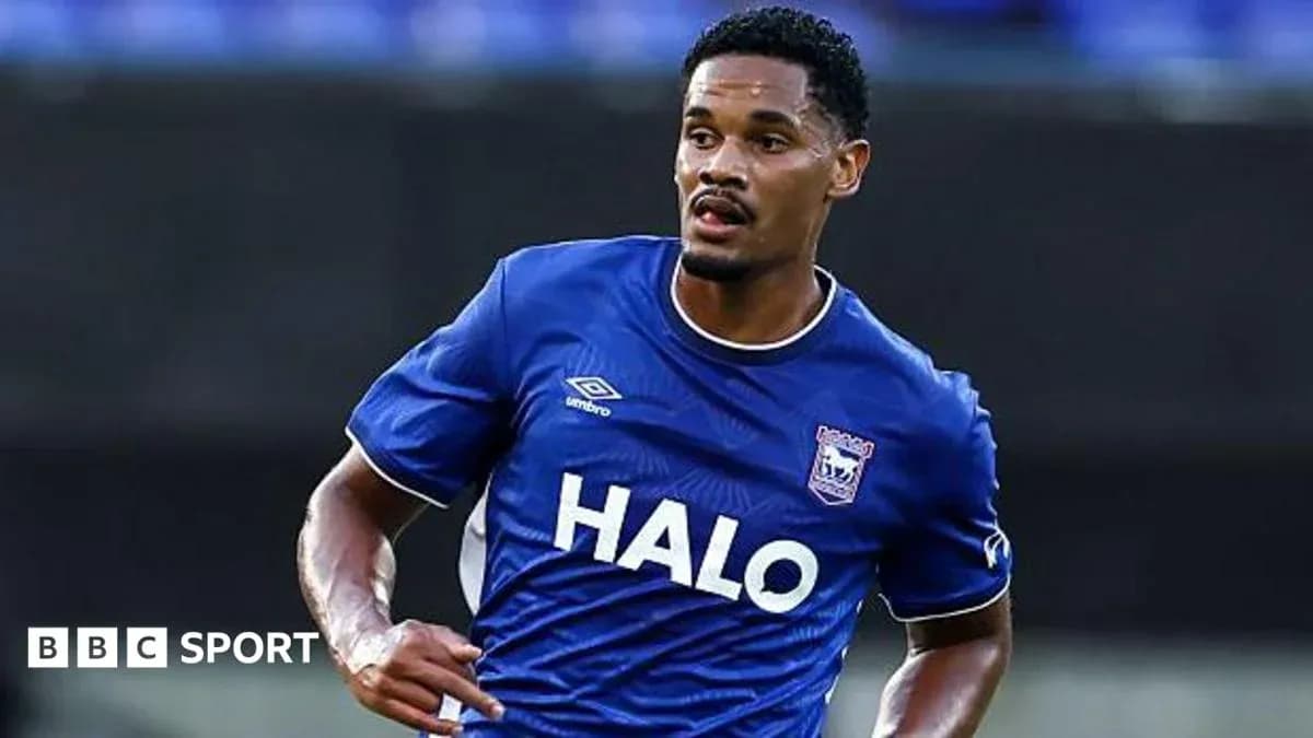 Jugador de Ipswich Town corriendo en el campo