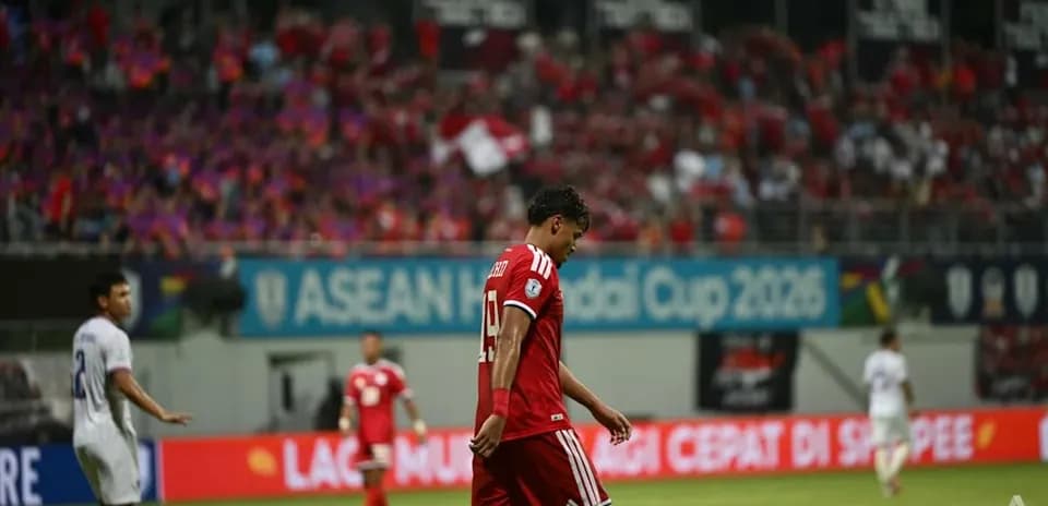 Jugador caminando con la cabeza agachada en el partido