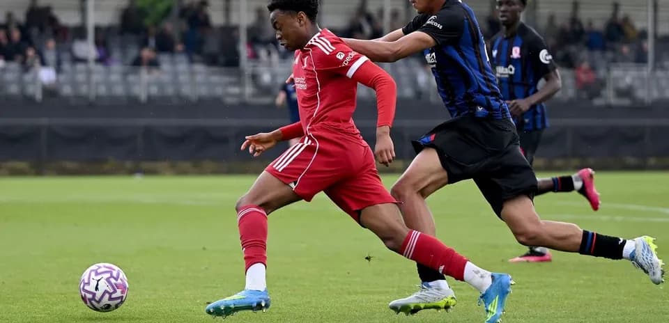 Jugador del Liverpool driblando a rival en el campo