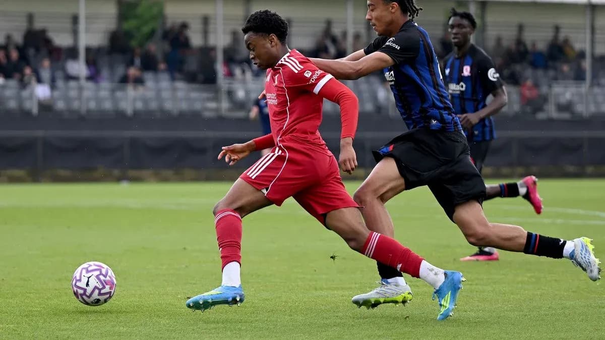 Jugador del Liverpool driblando a rival en el campo
