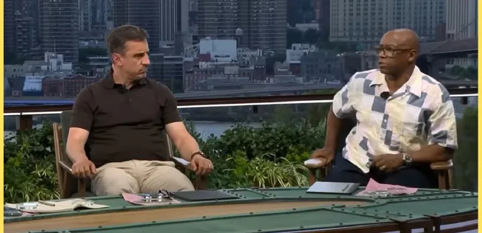 Dos comentaristas en un set al aire libre