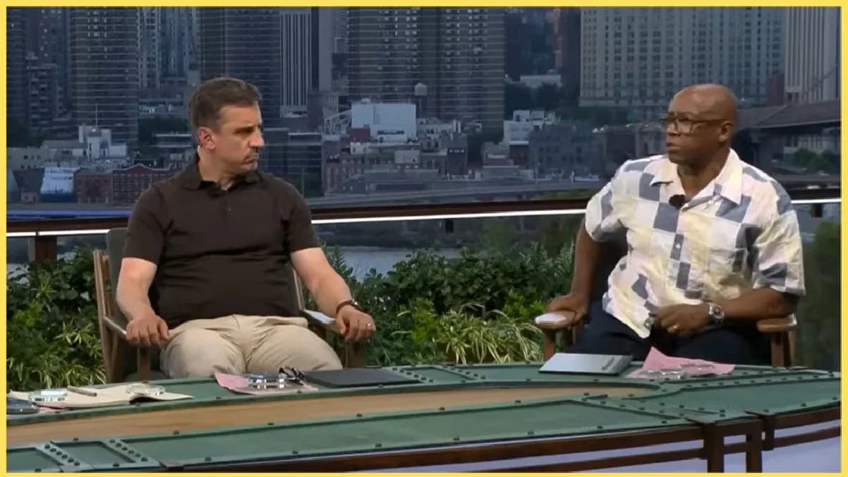 Dos comentaristas en un set al aire libre