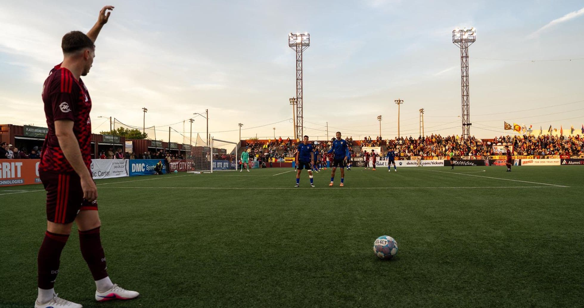 Jugador señalando durante el partido de fútbol