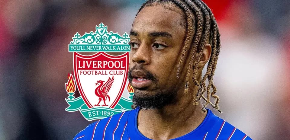 Jugador de Liverpool en primer plano con camiseta azul