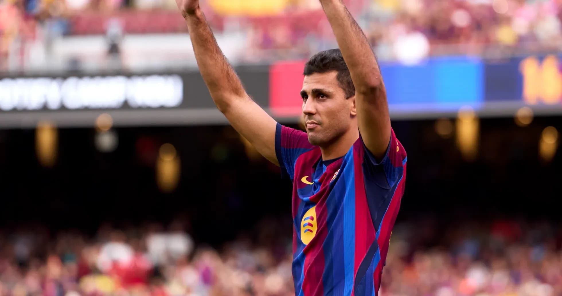 Jugador levantando las manos en el Camp Nou