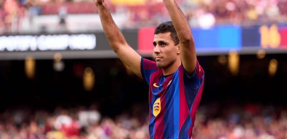 Jugador levantando las manos en el Camp Nou