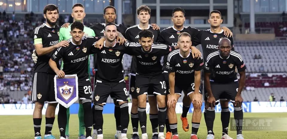 Equipo de Qarabag en formación para el partido