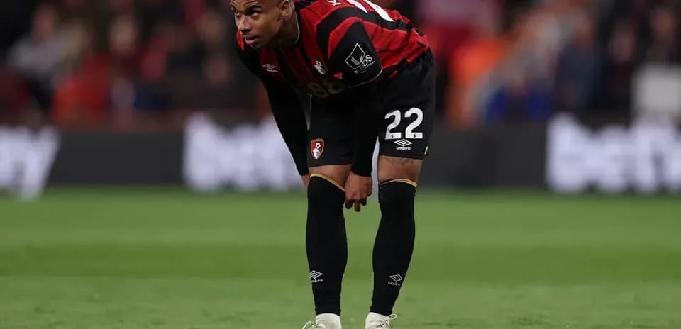 Jugador de Bournemouth en posición de descanso en el campo