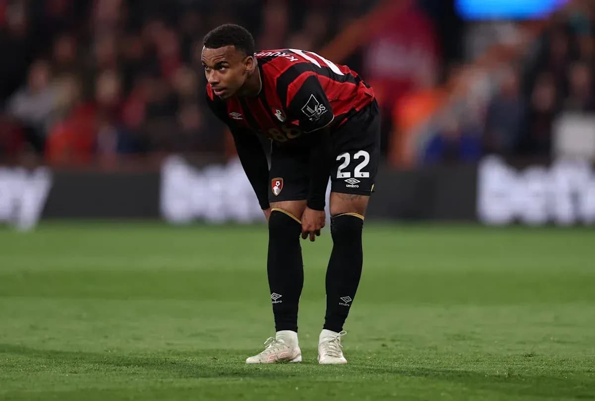 Jugador de Bournemouth en posición de descanso en el campo