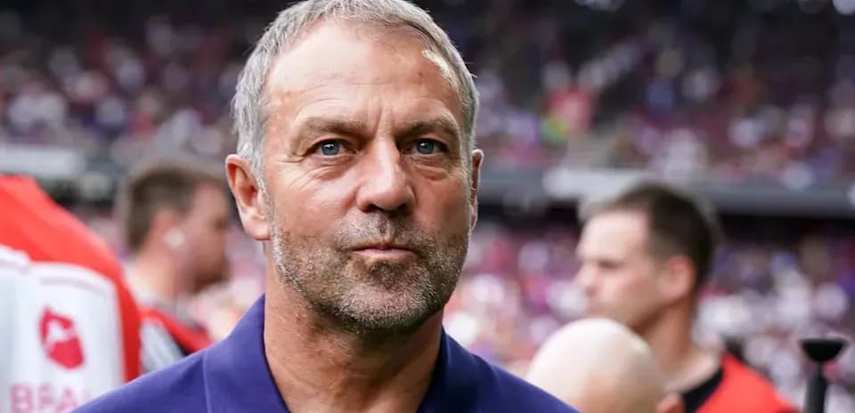 Entrenador en el banquillo antes del partido