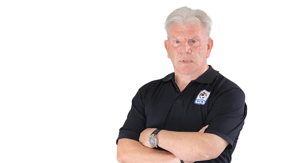 Entrenador con brazos cruzados y expresión seria