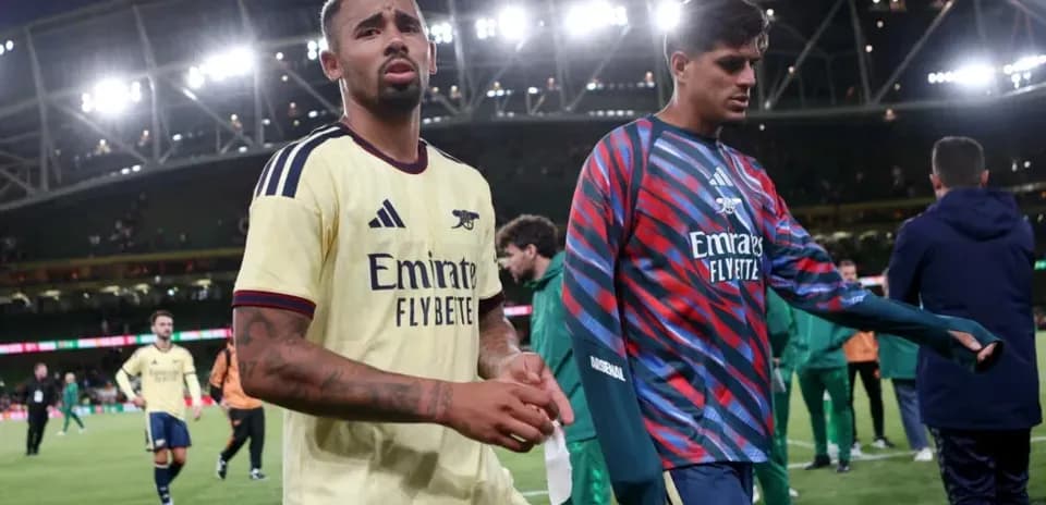 Jugadores de Arsenal saliendo del campo después del partido