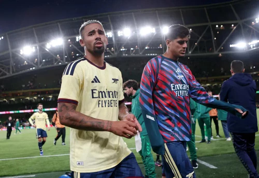 Jugadores de Arsenal saliendo del campo después del partido