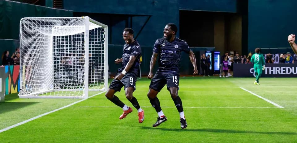 Dos jugadores celebrando un gol en el partido