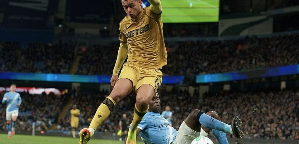 Jugador de Crystal Palace en acción contra Manchester City