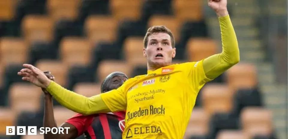 Jugador amarillo saltando por el balón en el partido