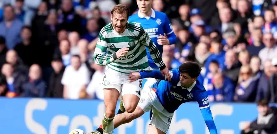 Jugador de Celtic evita entrada de oponente de Rangers