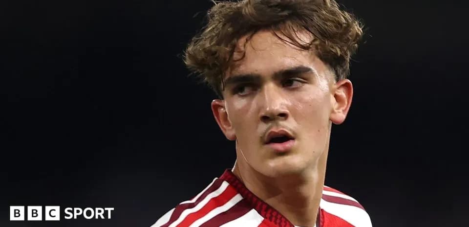 Jugador con camiseta roja en el campo
