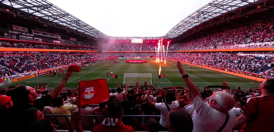 Aficionados animando en el estadio Red Bull
