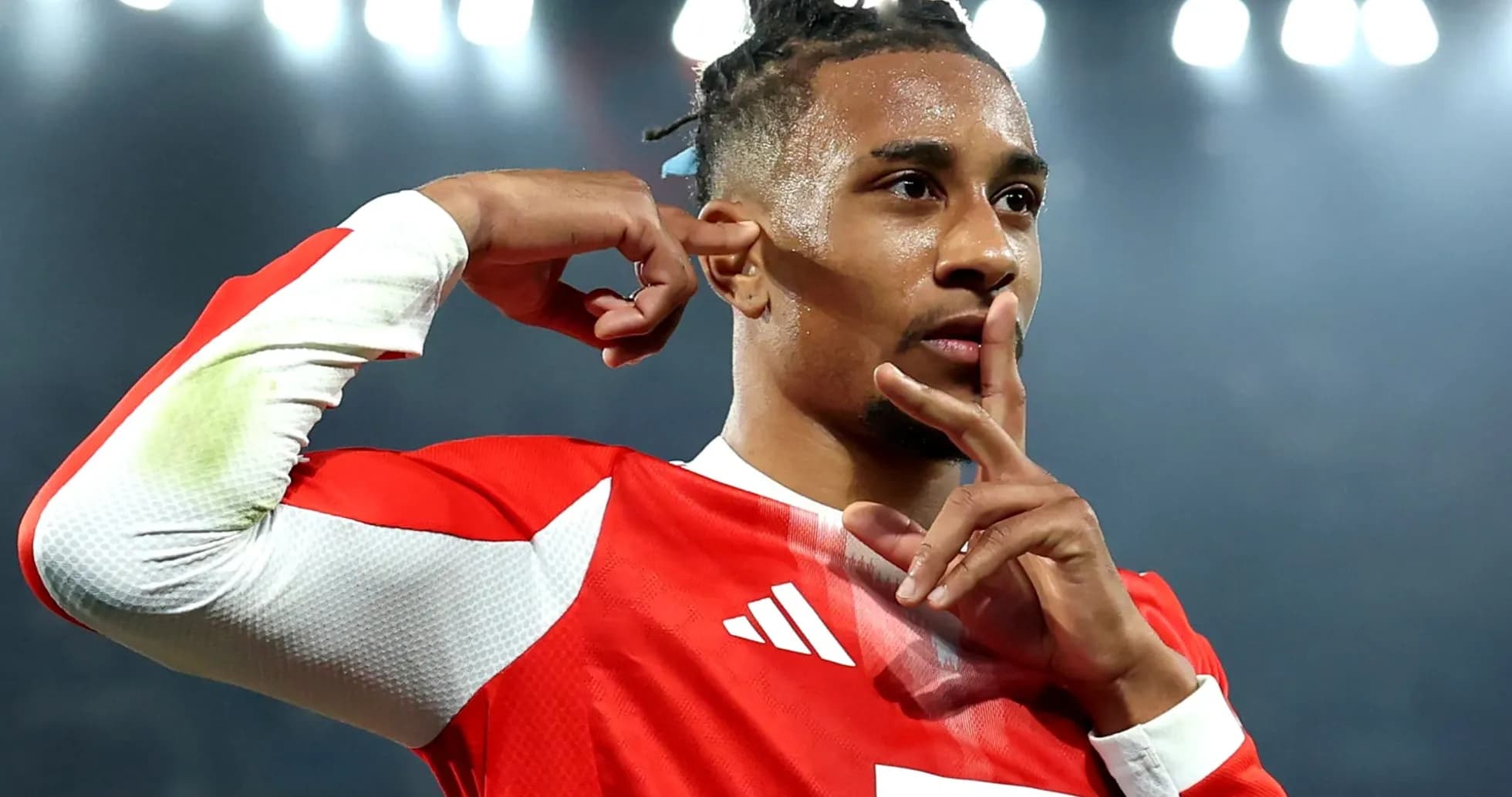 Jugador haciendo gesto de silencio en el campo