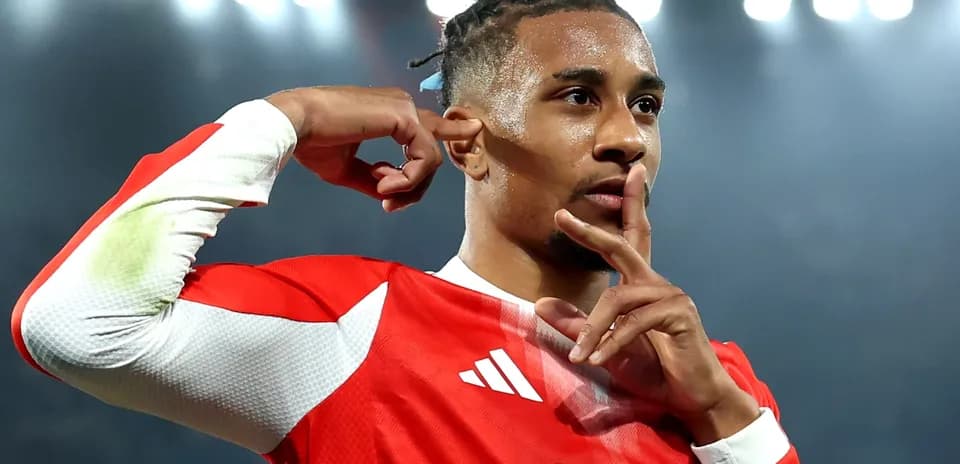 Jugador haciendo gesto de silencio en el campo