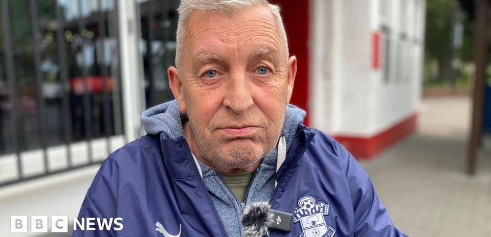 Hombre sentado con chaqueta de Southampton FC