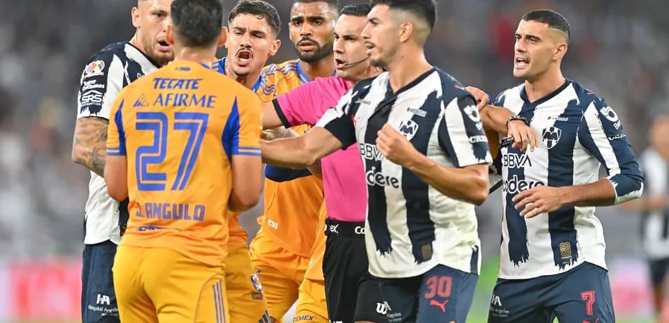 Jugadores de Monterrey y Tigres en disputa