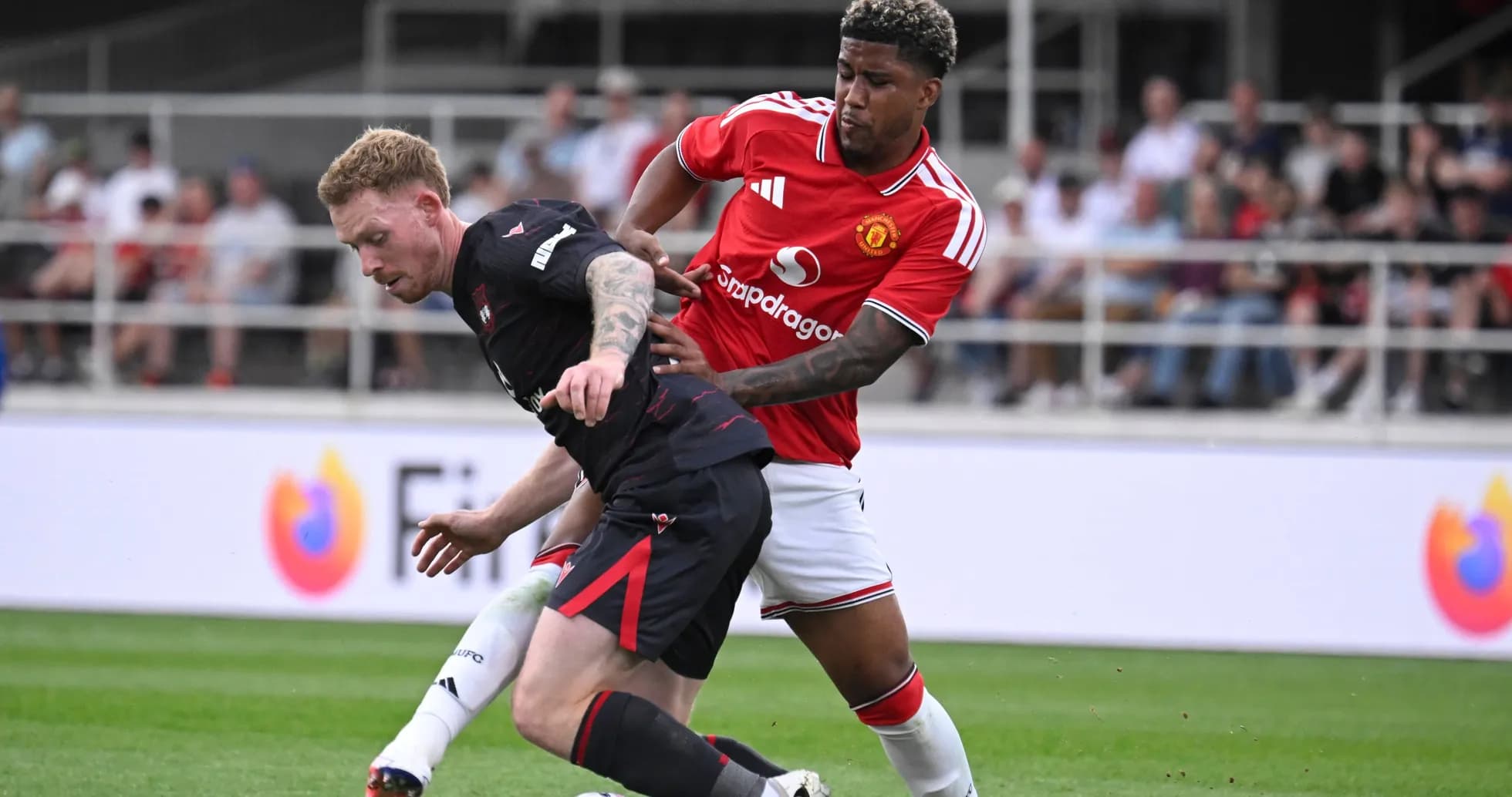 Jugador de Manchester United desafiando a oponente