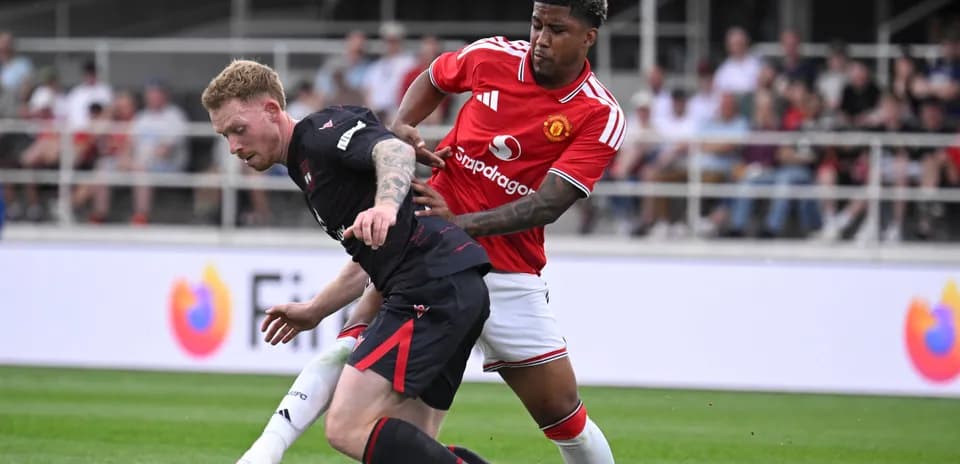 Jugador de Manchester United desafiando a oponente
