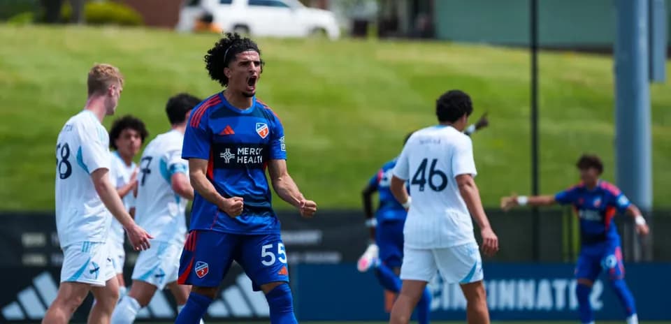 Jugador de FC Cincinnati II celebra un gol