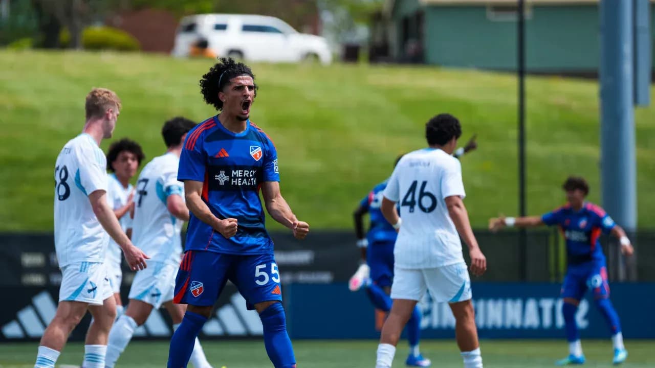 Jugador de FC Cincinnati II celebra un gol