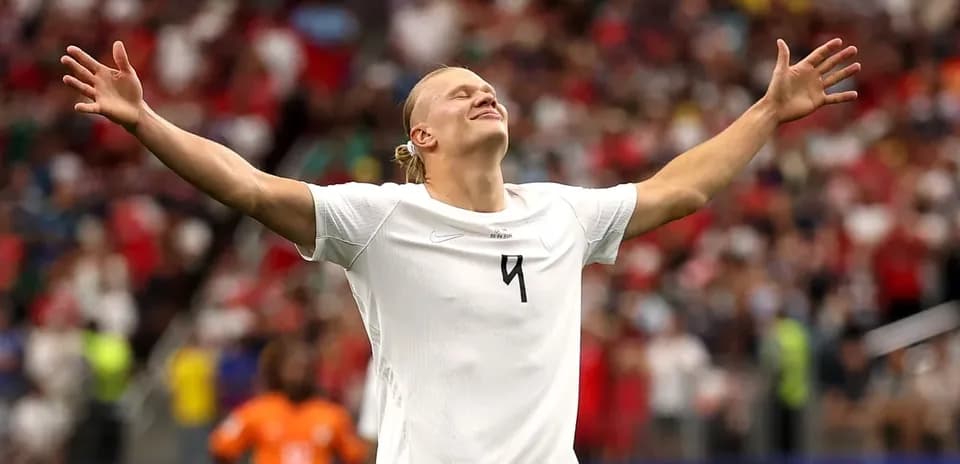 Jugador celebrando con brazos extendidos en el estadio