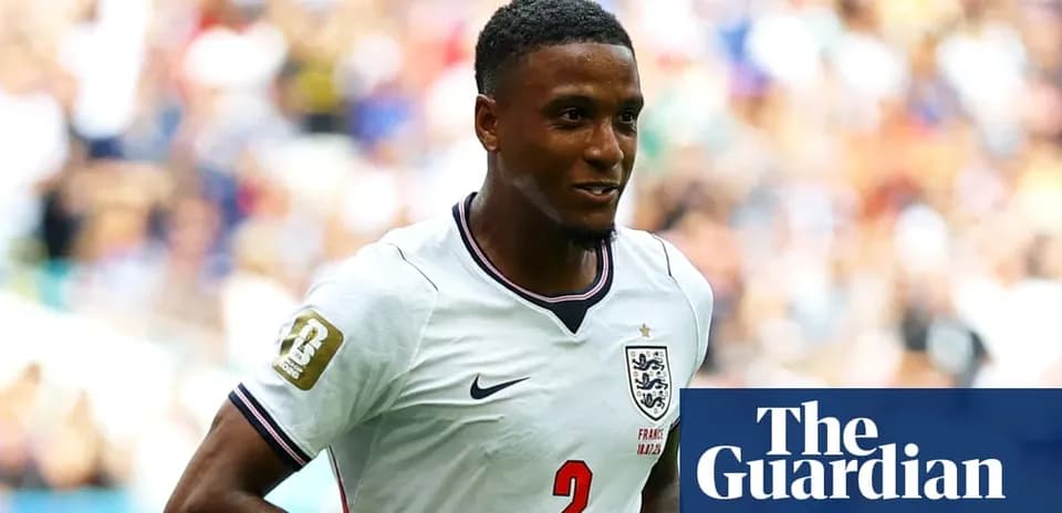 Jugador de Inglaterra con camiseta blanca durante partido