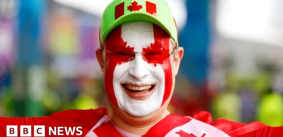 Fan con cara pintada y gorra de Canadá sonriente