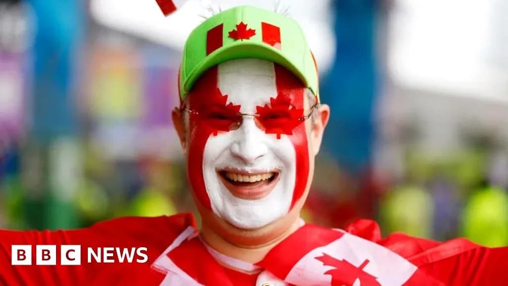 Fan con cara pintada y gorra de Canadá sonriente