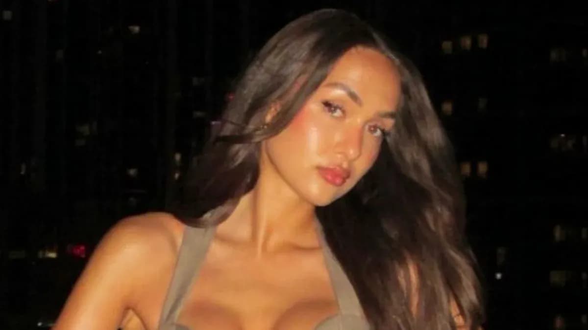Mujer posando con cabello largo en la noche