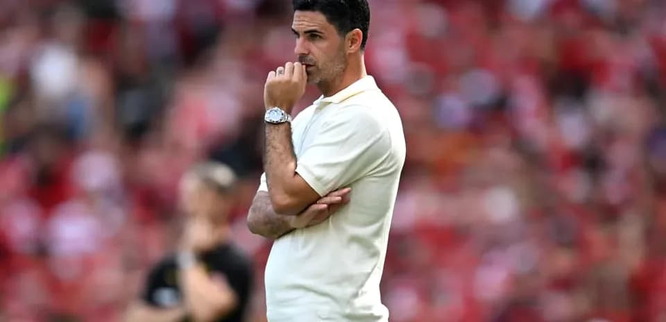 Entrenador observando el partido desde la línea lateral