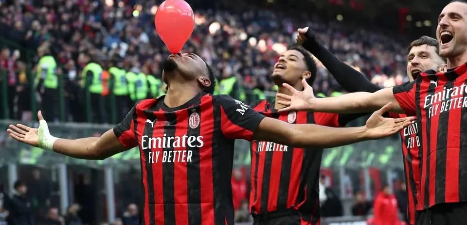 Jugadores de AC Milan celebrando con un globo rojo