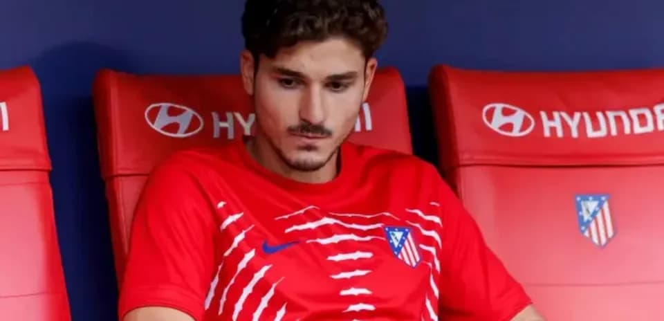 Jugador sentado en el banquillo de Atlético de Madrid