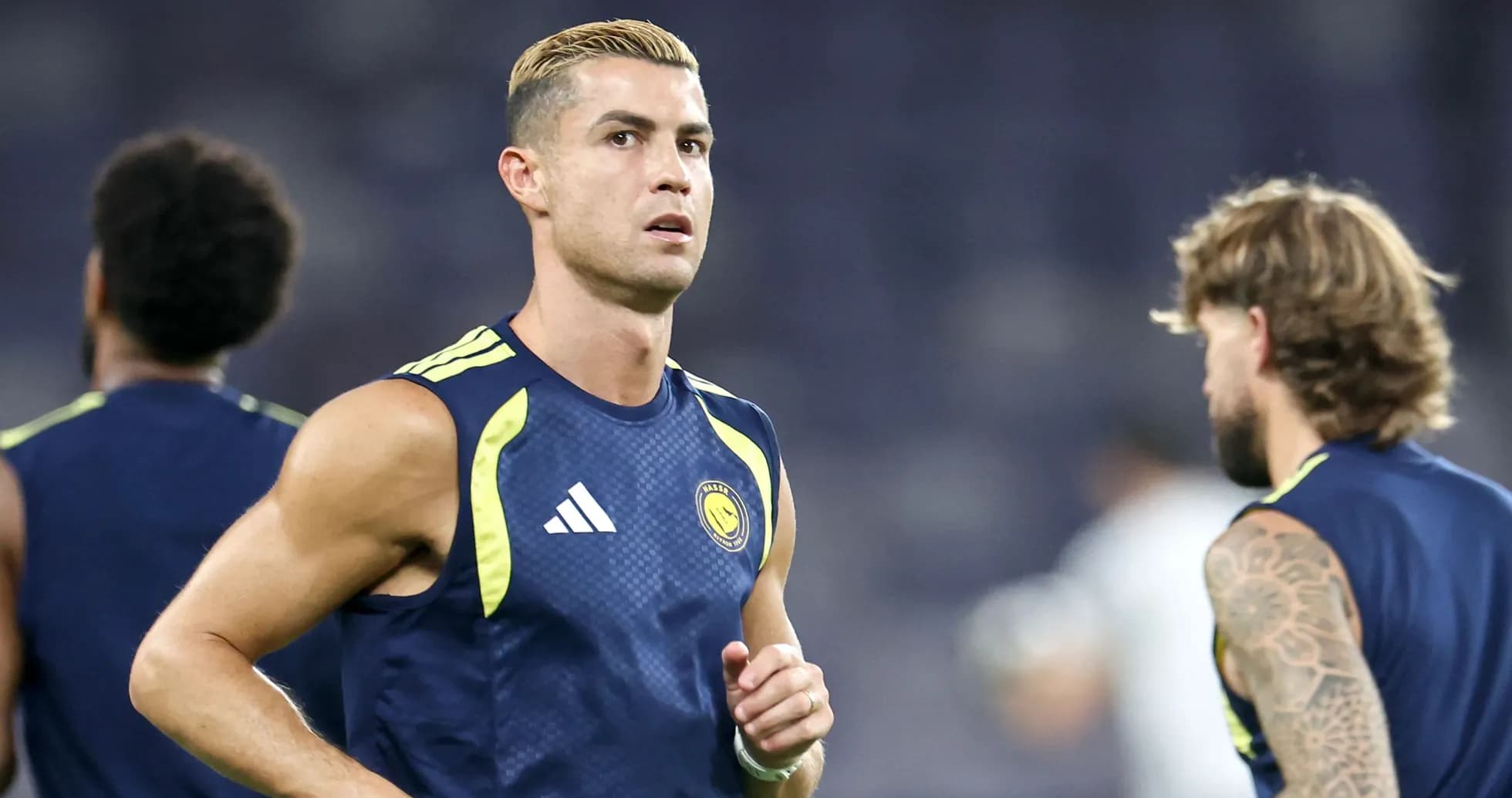 Cristiano Ronaldo entrenando con su equipo en el campo