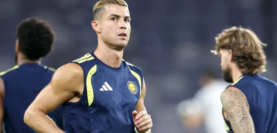 Cristiano Ronaldo entrenando con su equipo en el campo
