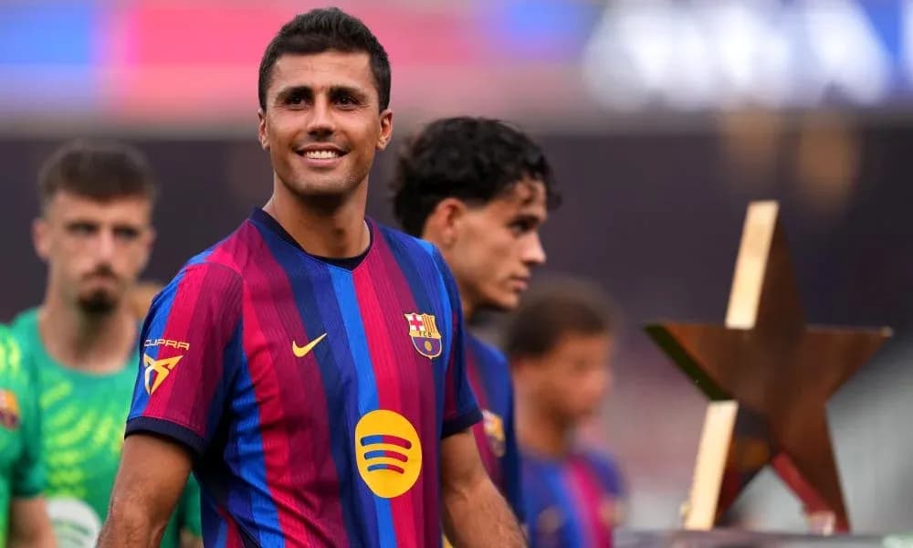 Jugador de Barcelona sonriendo con trofeo en mano