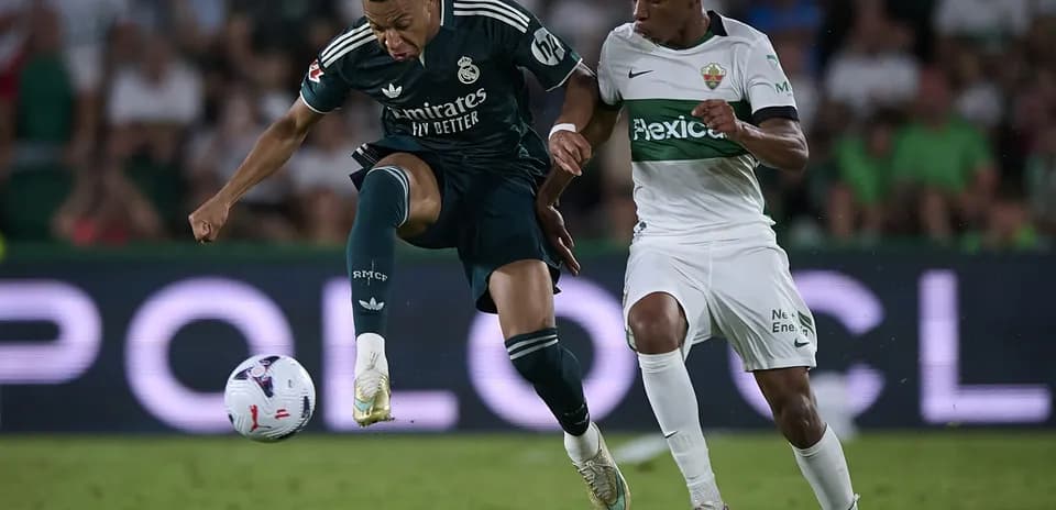 Mbappé luchando por el balón contra Elche