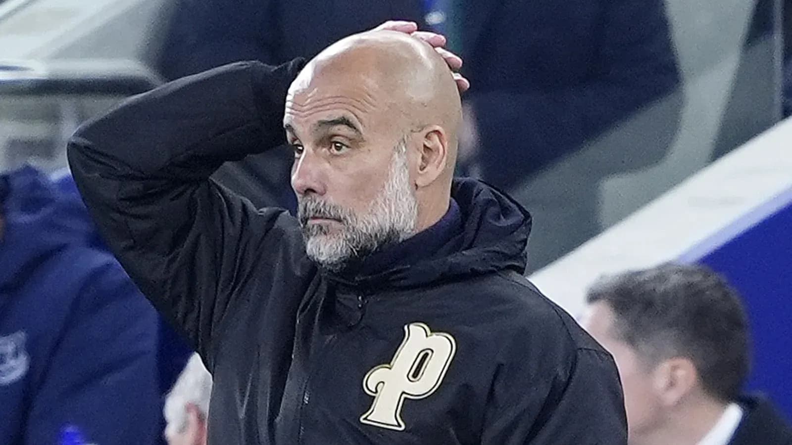 Entrenador preocupado en el banquillo durante el partido