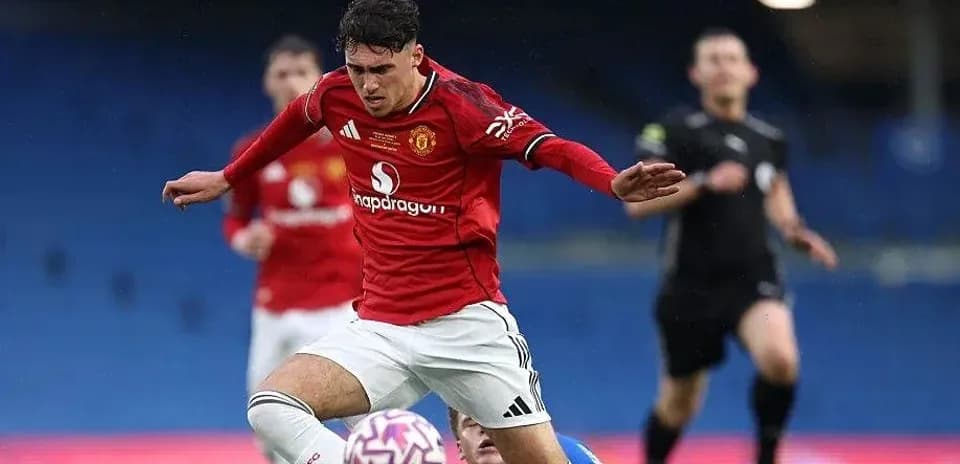 Jugador de Manchester United cae durante el partido
