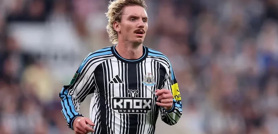 Jugador de Newcastle corriendo en el campo