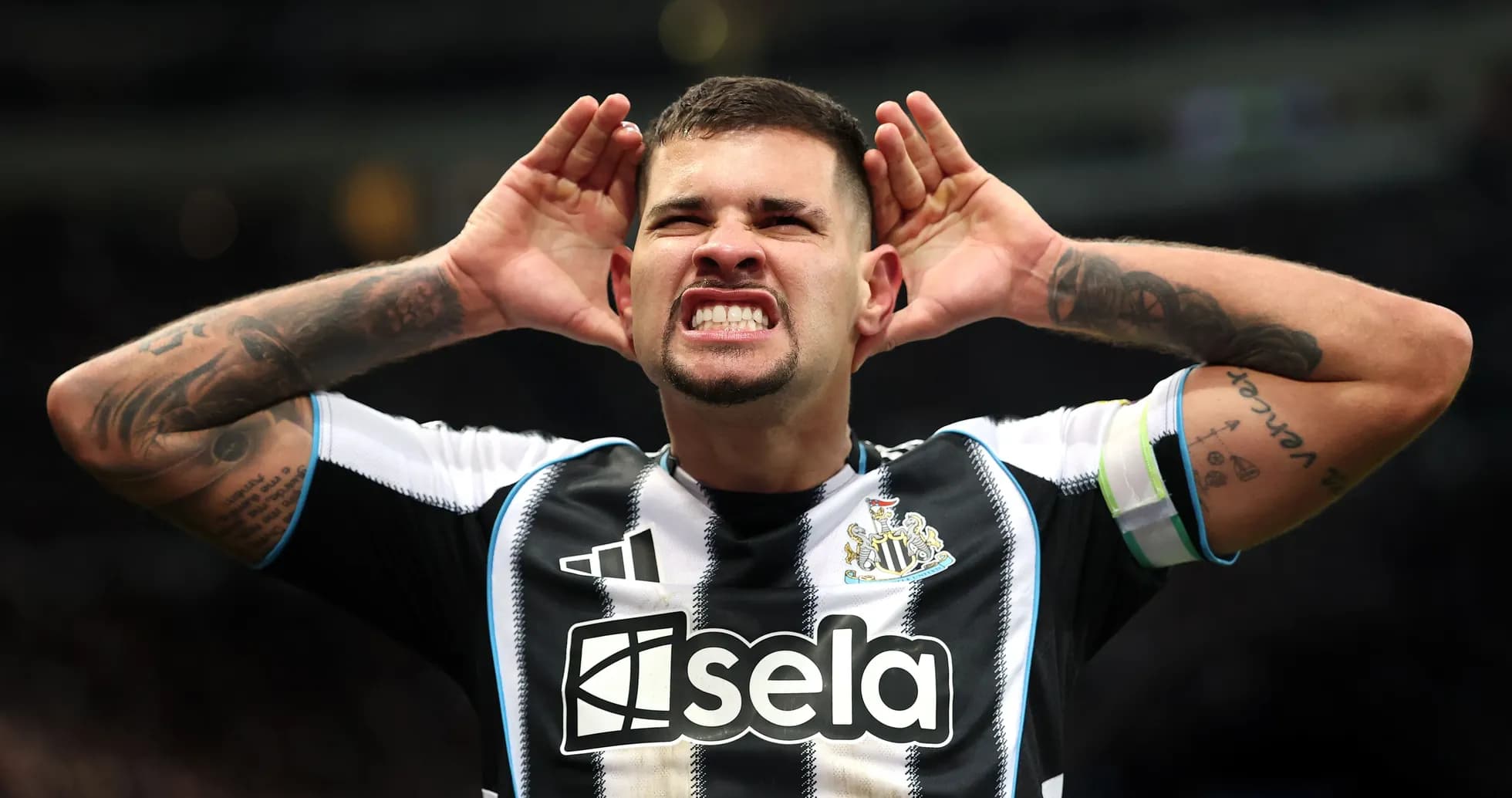 Jugador de Newcastle United celebrando con manos en las orejas